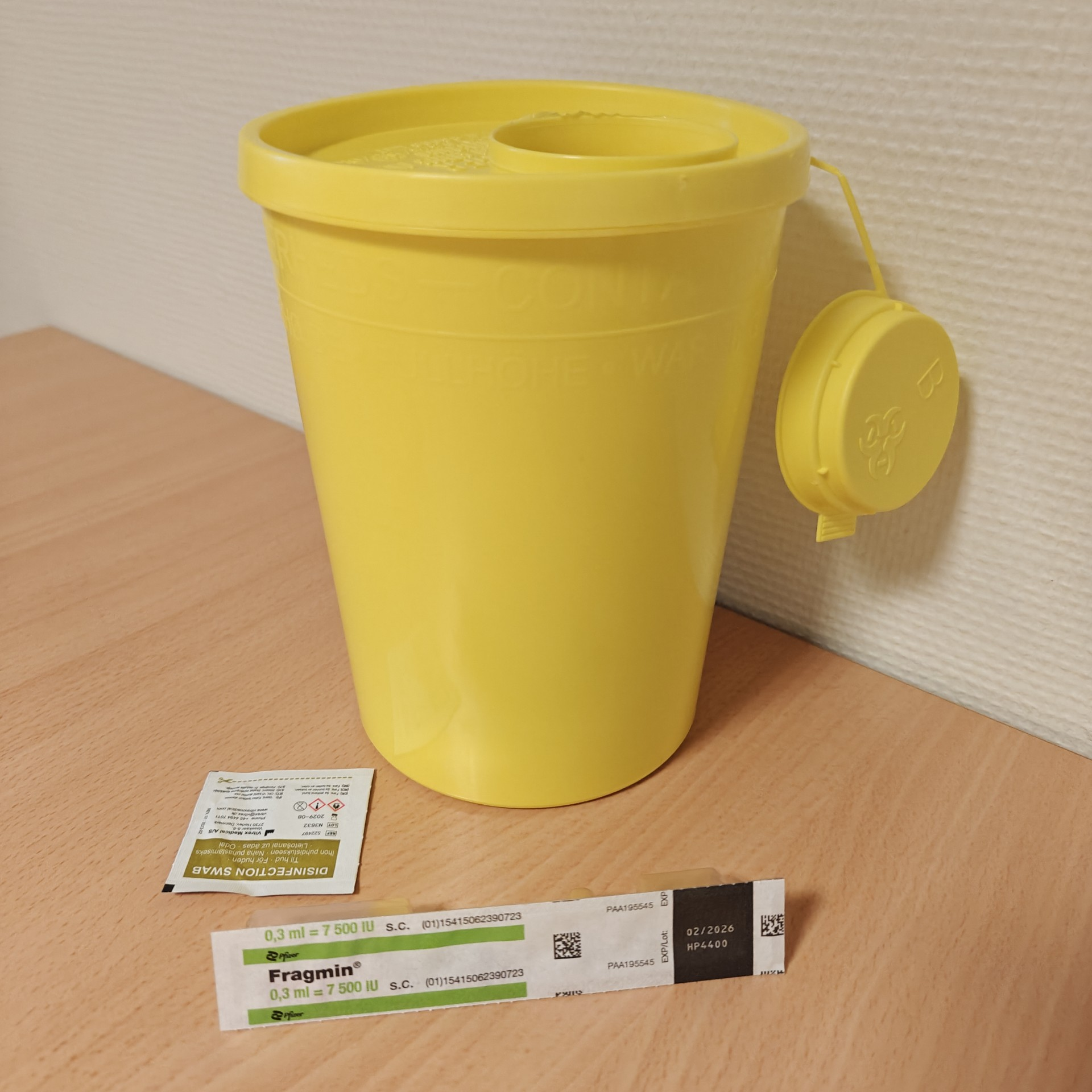 fragminsprøjte, en spritwaps og en gul nålespand.png