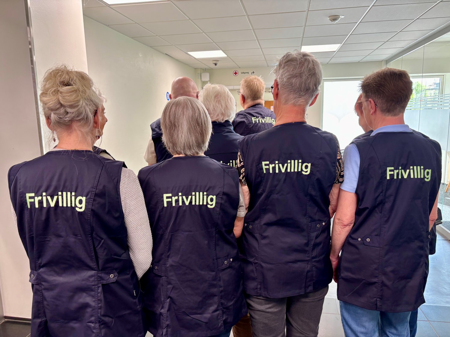 Kend de frivillige p&aring; deres bl&aring; veste